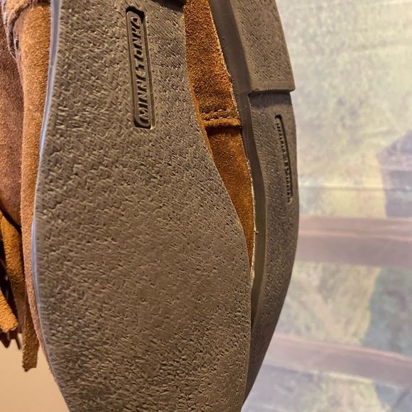 Minnetonka size 7 Three Tiered Fringe Boots - Picture 9 of 16